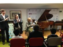 El jurado dando el diploma a una de las participantes